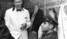 Der US-amerikanische RockÂn Roll Sänger Elvis Presley (r) besucht in Uniform seinen Kollegen Bill Haley in der Garderobe vor dem Auftaktkonzert zu seiner Tournee in Frankfurt am Main (Archivbild vom 23.10.1958). Als 'Musik gewordende Unmoral' ging vor 50 Jahren die musikalische Kulturrevolte von den USA aus. Elvis, Bill Haley und der Diskjockey Alan Freed gelten als Väter der Musikrichtung, die alle nachkommenden Generationen beeinflusst hat. Foto: dpa (zu dpa Themenpaket '50 Jahre Rock 'n' Roll' am 04.04.2004 - nur s/w) - Wiederholung am 05.04.2004 Foto: dpa