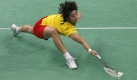 Lin Wang aus China holt im Finale der offenen französichen Badmintonmeisterschaften in Paris den letzten Zentimeter aus seinem Körper raus, um den Federball zu treffen. Foto: ap