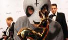 Bambi und Panda - das passt: Rapper Cro.  Foto: dpa