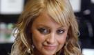 Nicole Richie. Sie und Paris sind zusammen aufgewachsen und zusammen berühmt geworden. Ihre Freundschaft zelebrierten sie öffentlich in der Serie The simple life. Während der vierten Staffel zerstritten sie sich so heftig, dass sie die Serie nur noch getrennt drehen konnten. Das Konzept wurde wegen des Streits extra umgeschrieben. Zwar gab es 2007 wieder eine Versöhnung, aber die enge Freundschaft von einst ist wohl für immer dahin. Foto: dpa