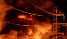 Ein Feuer in einer chilenischen Kunststofffabrik hat mehrere Bezirke der Hauptstadt Santiago von der Stromversorgung abgeschnitten. Foto: Mario Ruiz Foto: dpa
