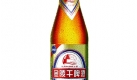 Der Name «Jinling Dry Beer», also «trockenes Bier» täuscht, der Inhalt ist flüssig und wird in China gebraut.
 Foto: InBev
