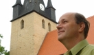 Der Gemeindepfarrer Gottfried Eggebrecht steht am 20.07.2005 vor der Dorfkirche 'St. Petri' in Brumby, Landkreis Schönebeck. Das Gotteshaus aus dem 12. Jahrhundert soll Autobahnkirche an der BAB 14 werden. Für die Betreuung der deutschen Autobahnkirchen ist die Akademie Bruderhilfe in Kassel zuständig. Die Zahl dieser Gotteshäuser ist seit Beginn der 90-er Jahre von damals acht auf inzwischen 30 gestiegen. Foto: Peter Förster/lah (zu Korr.-Bericht lah vom 21.07.2005) +++(c) ZB-FUNKREGIO OST - Honorarfrei nur fuer Bezieher des ZB-Regiodienstes+++ Foto: dpa