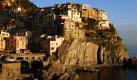 Die fünf Dörfer Monterosso al Mare, Vernazza, Corniglia, Manarola und Riomaggiore kleben mit ihren verwitterten bunten Fassaden wie Schwalbennester zwischen den Felsen.  Foto: dpa