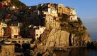 Cinque Terre: Die fünf Dörfer kleben mit ihren verwitterten bunten Fassaden wie Schwalbennester zwischen den Felsen. (Bild: Petry/dpa/tmn) Foto: dpa