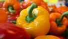 2003: Vom Etikett «frisch und lecker» sind die Gemüsepaprika weit entfernt, die aus der Türkei nach Deutschland kommen. Das Gemüse überschreitet die Höchstbelastung mit Pestiziden um 79 Prozent. Foto: dpa