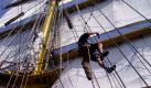 Hoch hinaus geht es in der Takelage der Gorch Fock. Bis an die Mastspitze klettern die Offiziersanwärter, die mit dem Segelschulschiff unterwegs sind. Doch der Blick von oben ... Foto: Gorch Fock