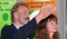 Wenn es nach den Grünen gegangen wäre, dann bestünde das Handy immer noch aus zwei mit einer Kordel verbundenen Joghurtbechern, lästerte Westerwelle am 29. August 1998 auf dem FDP-Parteitag in Bonn. Bei der Wahl im September wurden die Grünen Regierungspartei in der ersten rot-grünen Koalitionauf Bundesebene. Auf dem Bild:Die damaligen Sprecher des Bundesvorstands Jürgen Trittin und Gunda Röstel. Foto: dpa