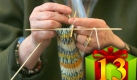 Gestricktes gibt's nur von der Oma? Von wegen: Stricken liegt auch bei jungen Leuten wieder voll im Trend. Und was kommt bei einem lieben Menschen besser an, als etwas selbst Gemachtes? Besser als das olle Paar Socken aus dem Kaufhaus ist das allemal. Foto: news.de
