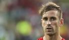 Dunkelblondes Haar, braune Augen, 1,79 Meter groß und 27 Jahre alt - das ist der Portugiese Raúl Meireles. Dem Klischee des Südländers entspricht der Mittelfeldspieler, der 2008 in die Nationalmannschaft berufen wurde, aber nur bedingt. Mit seinen bis auf den letzten Zentimeter mit Tattoos verzierten Armen erinnert er mehr an das Mitglied einer Rockband. Dafür sorgt auch seine Frisur. Mit welcher Frisur sich der Portugiese bei der WM zeigt, bleibt abzuwarten. Sein Repertoire reicht von geschorenem Kopf über einen irokesenartigen Schnitt bis hin zum lässig verwuschelten Look. (Nadine Kotré, Promi-Redakteurin)


 Foto: Imago