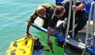 Polizeibeamte holen in Überlingen am Bodensee eine bereits entschärfte deutsche Wurfgranate aus einem neuen ferngesteuerter Unterwasserroboter. Das Unterwasserfahrzeug soll vor allem bei der Suche nach Waffen und Munition aus beiden Weltkriegen sowie bei der Erforschung des Gewässers verwendet werden. Foto: dpa