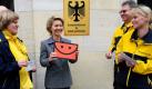 Berlin. Bundesarbeitsministerin Ursula von der Leyen posiert mit einem roten Brief, dem Logo der Sozialwahl 2011, neben Breifträgern der Deutschen Post AG vor dem Bundesarbeitsministerium. Bei der Sozialwahl 2011 bestimmen rund 48 Millionen Versicherte der Deutschen Rentenversicherung und von fünf Ersatzkassen per Briefwahl die Versicherungsvertreter für die Selbstverwaltungsgremien der Einrichtung. Foto: dapd