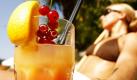 Mit einem Cocktail in der Hand sonnt sich eine junge Frau am Donnerstag (20.08.2009) am Stadtstrand in Würzburg (Unterfranken) (Illustrationsfoto). Laut Vorhersage der Meteorologen klettern in Bayern die Temperaturen bis auf 35 Grad. Foto: Daniel Karmann dpa/lby +++(c) dpa - Bildfunk+++  Foto: dpa