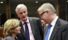 Dei spanische Finanzministerin Elena Salgado spricht mit dem EU-Kommissar für Binnenmarkt und Dienstleistungen, Michel Barnier (M.), und EU-Finanzkommissar Olli Rehn. Foto: Olivier Hoslet Foto: dpa