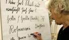 Die Handschrift ist so individuell wie ein Fingerabdruck - und sie verliert bestimmte Charakteristika ein ganzes Leben lang nicht. Graphologen analysieren sie nach Bewegungs-, Form- und Raumbild. Wie sind die Buchstaben verbunden, weisen sie nach rechts oder links, sind sie rund oder eckig, groß oder klein, stehen sie eng zusammen oder weit auseinander? All das wird unter die Lupe genommen. Foto: dpa