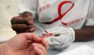 ARCHIV - Ein Südafrikanerin unterzeiht sich der Blutabnahme für einen HIV/AIDS-Test (Archivfoto vom 01.12.2009). Unter UN-Generalsekretär Bans Vorgänger Kofi Annan hatten sich vor zehn Jahren 189 Länder der Vereinten Nationen ein ehrgeiziges Ziel gesetzt: Bis zum Jahr 2015 soll die Armut auf der Erde ebenso halbiert werden wie die Zahl der Hungernden. Zudem wollten die Staaten die Ausbreitung von Aids stoppen. Vor dem nächste Woche beginnenden «Zwei-Drittel-Gipfel» zu den 2000 für 2015 formulierten «Jahrtausendzielen» sind noch viele Probleme ungelöst. EPA/JON HRUSA (zu dpa-Korr.-Bericht: 'Hilfe für die Ärmsten: UN diskutieren ihre Jahrtausendziele' am 14.09.2010) +++(c) dpa - Bildfunk+++d Foto: dpa