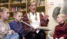 Ein Kinderbuch hat Katja Kessler übrigens auch schon geschrieben. Hier liest sie im Kinderkrankenhaus Altona aus Ferdinand, der Elefant vor. Ihre vier Kinder (nicht im Bild) sind Mittelpunkt ihres Lebens. Lilly (2 Jahre alt) beschreibt Kessler in Der Tag, an dem ich beschloss, meinen Mann zu dressieren  als begabte Nachwuchsfledermaus. Kolja (5) ist ein aufstrebender Künstler. Yella (8) sei das Kind mit unglaublich viel Takt und Feingefühl. Schatzi und ich fragen uns oft: Wie konnte das passieren? Sind wir hier nicht asozial genug? Und Caspi (6), das hochbegabte Aua-Kind, durch den Familie Kessler-Diekmann Dauergast im Krankenhaus ist. Foto: dapd