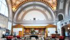 Im Chattanooga Choo Choo Hotel in Tennessee, USA, fährt heute kein Zug mehr: Die ehemalige Bahnhofshalle wurde zur Rezeption umfunktioniert. Auf dem großen Areal gibt es fünf Restaurants, drei Pools und Shops, die jedes Eisenbahnerherz höher schlagen lassen. Foto: Chattanooga Choo Choo Hotel