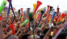 Südafrikanische Fußball-Fans machen mit ihren Vuvuzelas mächtig Krach. Die Fifa will ein völliges Verbot der Tröten während der restlichen WM nicht mehr ausschließen, berichtet die BBC.  Foto: dpa