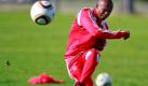 Thulani Serero vom südafrikanischen Fußballclub Ajax Kapstadt trainiert mit seiner Mannschaft in der Hauptstadt des Landes. Ajax Kapstadt führt zur Zeit die Tabelle der ersten Liga Südafrikas an. Grund für den Erfolg ist die Strategie der am Club teilhabenden Niederländer von Ajax Amsterdam, die besonderen Wert auf die Förderung junger Talente legt.  Foto: dpa