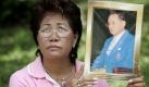 Eine Thailänderin hält ein Bild des Königs Bhumibol Adulyadej vor dem Krankenhaus in Bangkok, in dem der König behandelt wird, in den Händen. Der 81-jährige König verbrachte seinen 12. Tag im Krankenhaus. Foto: ap