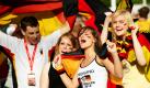 Millionen Fans fiebern dem zweiten WM-Spiel der deutschen Nationalelf am Freitag entgegen. Das Dilemma: Die Partie liegt in der Arbeitszeit. Doch viele Arbeitgeber haben ein Herz für die Fans, bieten Public Viewing in der Kantine an  oder drücken beide Augen zu. Foto: dpa