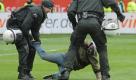 Fussball, 1. Bundesliga, 34. Spieltag, VfL Bochum - Hannover 96, Samstag (08.05.10), rewirpowerStadion, Bochum: Polizisten halten nach Spielende einen Zuschauer fest. Das Spiel endete 0:3. Foto: Clemens Bilan/ddp Achtung Bildredaktionen: Die Verwendung der Bilder fuer die gedruckten Ausgaben der Zeitungen und andere Print-Medien ist ohne Einschraenkungen moeglich. Die DFL erlaubt ausserdem die Publikation und Weiterverwertung von maximal sechs Bildern pro Spiel im Internet. Eine Weiterverwertung im IPTV, Mobilfunk und durch sonstige neue Technologien ist erst 2 Stunden nach Spielende der jeweiligen Wettbewerbsspiele der Bundesliga und 2. Bundesliga erlaubt !!! Foto: ddp