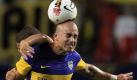 Wer ist härter: Der Schädel von Santiago Silva oder der Ball? Foto Marcelo Sayao Foto: dpa