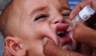 Ein pakistanischer Gesundheitsbeamter gibt einem Kind in der Stadt Chaman an der Grenze zu Afghanistan eine Impfung gegen Kinderlähmung. Nach Informationen der Weltgesundheitsorganisation existiert die Krankheit nur noch in vier Ländern auf der Welt. Im Jahr 1988 waren es noch 125. Die betroffenen Staaten sind Pakistan, Afghanistan, Indien und Nigeria. Foto: dpa