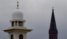 ARCHIV: Das Minarett (l.) der neuen islamischen Moschee und der Glockenturm einer christlichen Kirche, aufgenommen in Berlin - Kreuzberg (Foto vom 04.06.07). Weisst du, was eine Moschee ist? Moscheen sind Gotteshaeuser. Dort beten Muslime. Ihre Religion ist der Islam. Moscheen haben sehr hohe Tuerme. Sie werden Minarette genannt. In der Schweiz haben die Menschen nun gesagt, dass sie die Minarette in ihrem Land nicht haben wollen. Nun wird auch in Deutschland viel darueber gesprochen. (zu ddp-Text) Foto: Theo Heimann/ddp Foto: ddp
