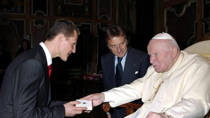 Papst Johannes Paul II. (r) empfängt 2005 im Vatikan den deutschen Formel 1-Fahrer Michael Schumacher.