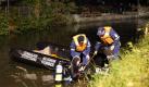 Rettungskräfte bergen am Donnerstagabend (14.10.2010) im Mühlbach in Kulmbach (Oberfranken) die Leiche von Thomas Fuchsberger. Der Sohn von Fernsehstar Joachim «Blacky» Fuchsberger war ertrunken - Einsatzkräfte der Wasserwacht und des DLRG bargen den 53 Jahre alten zuckerkranken Journalisten tot aus dem Mühlbach in Kulmbach, wie die Polizei am Freitag (15.10.2010) mitteilte. Foto: Gabriele Fölsche dpa/lby +++(c) dpa - Bildfunk+++ Foto: dpa