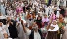 epa02752647 Kashmiri Muslims raise their hands as a head priest (unseen) displays a relic, believed to be a hair from the beard of the Prophet Mohammad, during special prayers on the death anniversary of Abu Bakr Siddiq, the first Caliph of Islam, at Hazratbal Shrine in Srinagar, the summer capital of Indian Kashmir, 26 May 2011. EPA/FAROOQ KHAN +++(c) dpa - Bildfunk+++ Foto: dpa