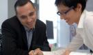 Wer im Job ständig lächeln muss, ist auf Dauer nicht zu beneiden und psychisch gefährdet. Dauerlächler sind besonders Burnout-gefährdet und anfällig für Depressionen. Besonders betroffen sind wenig überraschenderweise Stewardessen, Verkäufer und Call-Center-Mitarbeiter. Foto: Istock