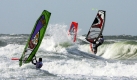 Windsurfer springen durch die Wellen vor Westerland auf Sylt. Die Teilnehmer des 26. Windsurfing World Cups konnten dank des starken Windes ihre Wettfahrten in der Disziplin Wellenreiten ausrichten. Foto: dpa