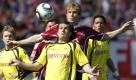 Borussia Dortmund mit Nelson Valdez (vorne) kann nach dem 3:2-Sieg in Nürnberg von der Champions League träumen. Der 1. FC Nürnberg mit Andreas Ottl (hinten) steckt weiter mittendrin im Abstiegskampf. Foto: ddp
