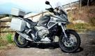 Auf Hondas neuem Modell Crosstourer mit großem V4-Motor sollen zwei Personen bequem reisen können - ob auf Asphalt oder Schotterpisten. Foto: dpa