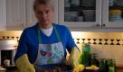 Kurt Arndt (Horst Kotterba) hofft, seiner Frau mit dem Schweinebraten eine Freude machen zu können. Foto: ZDF