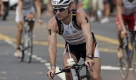 Ironman athlete Craig Alexander, of Austalia, returns from a 112-mile ride before beginning a 26.2-mile marathon during the Ironman World Championship triathlon on Saturday, Oct. 10, 2009, in Kailua-Kona, Hi. (AP Photo/Chris Stewart) Foto: ap