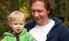 Ein Vater spielt mit seinem Kind (Illustrationsfoto vom 28.10.2009). Über mehr Mitspracherechte von Single-Vätern bei der Sorge um ihre Kinder in Deutschland entscheidet am Donnerstag (03.12.2009) der Europäische Gerichtshof für Menschenrechte. Nach geltender Rechtslage können in Deutschland Single-Väter ihre Kinder nur mit dem Einverständnis der Mutter sehen.
 Foto: dpa