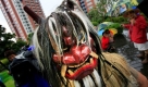 Der Dämon Namahage streift während des Festes zur Reisernte durch Tokio. Das Fabelwesen reinigt rituell die Seele. Foto: ap