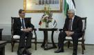 Außenminister Guido Westerwelle (FDP) spricht mit Palästinenserpräsident Mahmud Abbas. 2012 wird Deutschland elf Millionen Euro für die palästinensischen Flüchtlinge bereitstellen, um ihre schwierigen Lebensumstände zu verbessern. Im September 2011 reicht Abbas den offiziellen Antrag auf Mitgliedschaft bei den Vereinten Nationen ein - in der Hoffnung, nach fast zwei Jahrzehnten gescheiterter Verhandlungen dem Ziel eines unabhängigen Staates Palästina näher zu kommen. Foto: dapd