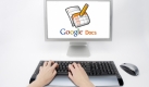 Komplett kostenlos  und mit einem grundlegend anderem Ansatz. Bei Google Docs arbeitet man nicht mit Programmen auf der Festplatte, sondern über den Browser im Internet. Der Vorteil des sogenannten Cloud Computings: Man kann auf jedem Rechner weltweit, der ans Internet angeschlossen ist, weiterarbeiten. Der Text liegt dann nicht mehr unerreichbar zu Hause auf der Festplatte, sondern ist im Internet gespeichert. Das gilt nicht nur für Texte: Auch Präsentationen und  Tabellenkalkulationen sind mit Google Docs möglich. Foto: news.de (Montage)