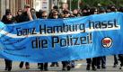 Eine Gruppe von Autonomen demonstriert im schleswig-holsteinischen Neumünster. Foto: Carsten Rehder  Foto: dpa