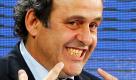 Der Uefa-Präsident Michel Platini aus Frankreich nimmt lächelnd den Applaus nach seiner Wiederwahl auf dem 35. Uefa-Kongress im Grand Palais in Paris entgegen. Bis 2015 wird Platini nun im Amt des Uefa-Präsidenten bleiben. Foto: dapd