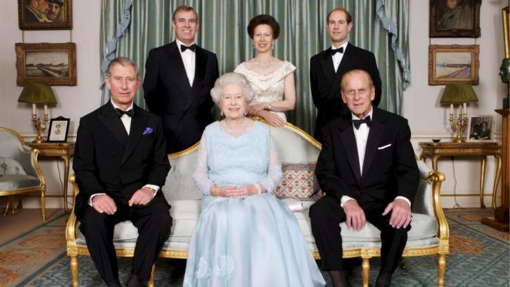 Die britischen Royals auf einem harmonischen Familienportrait - doch zwischen den Kindern von Queen Elizabeth II. und Prinz Philip soll die Idylle getrübt sein.