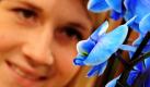 Model Anna schaut sich auf der Internationalen Pflanzenmesse IPM 2011 in Essen eine blau eingefärbte Orchidee an. 1500 Aussteller aus 47 Länder zeigen von Dienstag bis Freitag eine farbenfrohe Pracht von Pflanzen und das Neueste aus Gartenbautechnik und Floristik. Die Weltleitmesse für die Grüne Branche ist Fachbesuchern vorbehalten. Foto: dpa