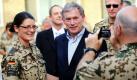 Bundespräsident Horst Köhler spricht im Bundeswehrfeldlager Camp Marmal in Masar-i-Scharif im Norden von Afghanistan mit Soldaten. Köhler hat wegen seiner umstrittenen Afghanistan-Äußerungen seinen Rücktritt erklärt.  Foto: dpa