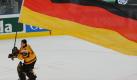 Als die Prügelei beendet war, ließen sich die deutschen Spieler vom Mannheimer Publikum feiern. Torhüter Dennis Endras, bester Spieler auf dem Eis, durfte als Erster die Fahne tragen. Foto: dpa