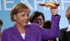 Es geht um die Wurst: Bundeskanzlerin Angela Merkel beim Wahlkampf in Thüringen. Foto: dpa